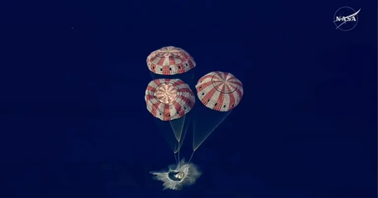 আর্টেমিস টু ওরিয়ন ক্যাপসুল প্রশান্ত মহাসাগরে পানিতে পড়ছে